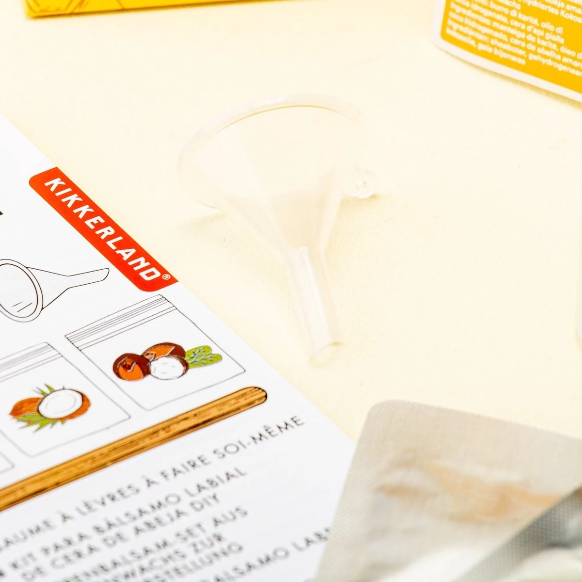 Kikkerland DIY Bijenwas Lip Balsem Kit - Maak Je Eigen Lippenbalsem - 100% Natuurlijk - Voor Twee Balsem Sticks 4 Kikkerland DIY Bijenwas Lip Balsem Kit - Maak Je Eigen Lippenbalsem - 100% Natuurlijk - Voor Twee Balsem Sticks - Afbeelding 2