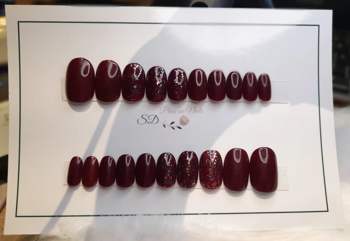 SD Press On Nails - B-Series - Plaknagels - Nagelset 20 Nagels - B72 - Rood - Gellak - Nagellak - Korte Ronde Nageltips - Nepnagels Met Lijm - Kunstnagels - Nail Art - Handmade - Valse Nagels - Nagelvijl - Accessoires - Korte Nagels - Glitter 8 SD Press On Nails - B-Series - Plaknagels - Nagelset 20 Nagels - B72 - Rood - Gellak - Nagellak - Korte Ronde Nageltips - Nepnagels Met Lijm - Kunstnagels - Nail Art - Handmade - Valse Nagels - Nagelvijl - Accessoires - Korte Nagels - Glitter - Afbeelding 6