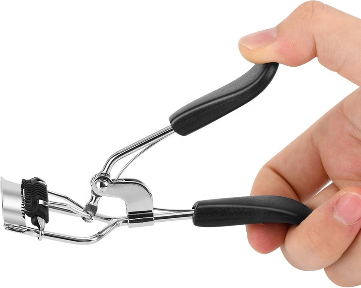 INTER-ESQUE® Wimperkruller Met Kam - Eyelash Curler + 5x Gratis Extra Siliconen Pad - Zwart/Zilver 6 INTER-ESQUE® Wimperkruller Met Kam - Eyelash Curler + 5x Gratis Extra Siliconen Pad - Zwart/Zilver - Afbeelding 4