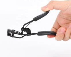 INTER-ESQUE® Wimperkruller - Eyelash Curler + 5x Gratis Extra Siliconen Pad - Zwart 13 INTER-ESQUE® Wimperkruller - Eyelash Curler + 5x Gratis Extra Siliconen Pad - Zwart -Maybelline Shop 1200x965 5