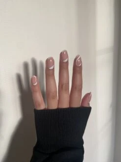 Nailsupplier 'Bridesmaid' | WINTERCOLLECTIE | Nude Nepnagels Met Witte Tips| Plaknagels | Kunstnagels Met Lijm | Press On Nails -Maybelline Shop 899x1200 36