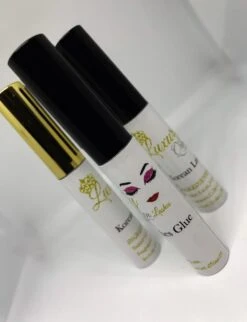 Luxuryqueenlashes Wimperlijm - Clear, Doorzichtig (2st) (NIEUWE VERPAKKING) 9 Luxuryqueenlashes Wimperlijm - Clear, Doorzichtig (2st) (NIEUWE VERPAKKING) -Maybelline Shop 921x1200 1